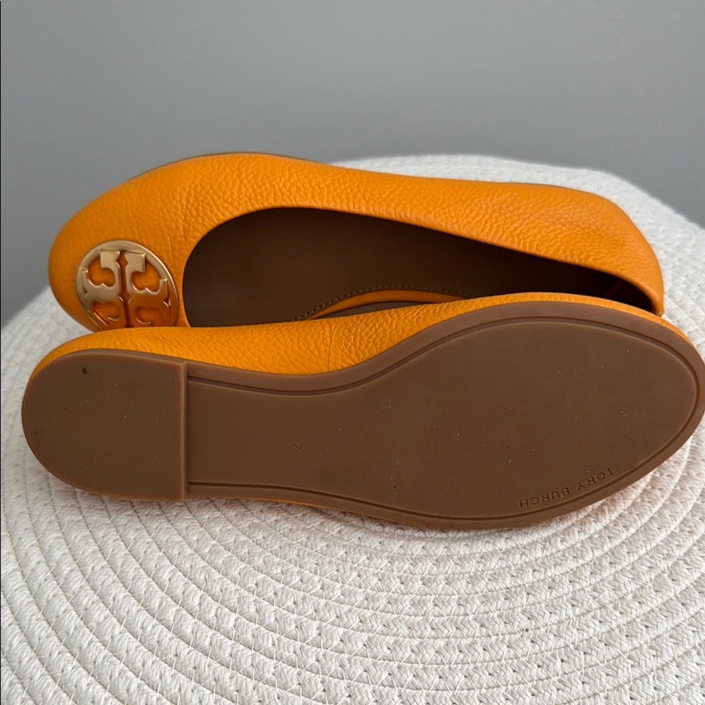 Tory Burch Gold Emblem Orange Reva Flat size 7 - Picture 2 of 5